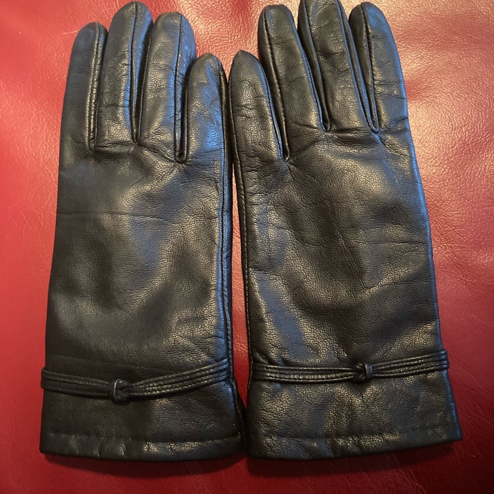 Women’s Med Black Leather Gloves - Picture 5 of 5